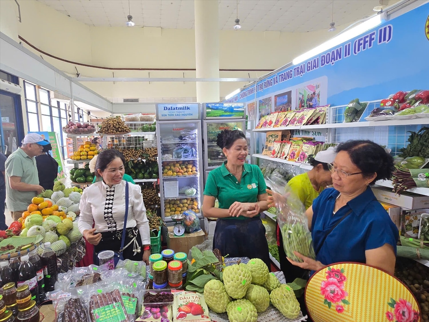Các mặt hàng nông sản, đặc sản được bày bán tại phiên chợ (Ảnh IT)