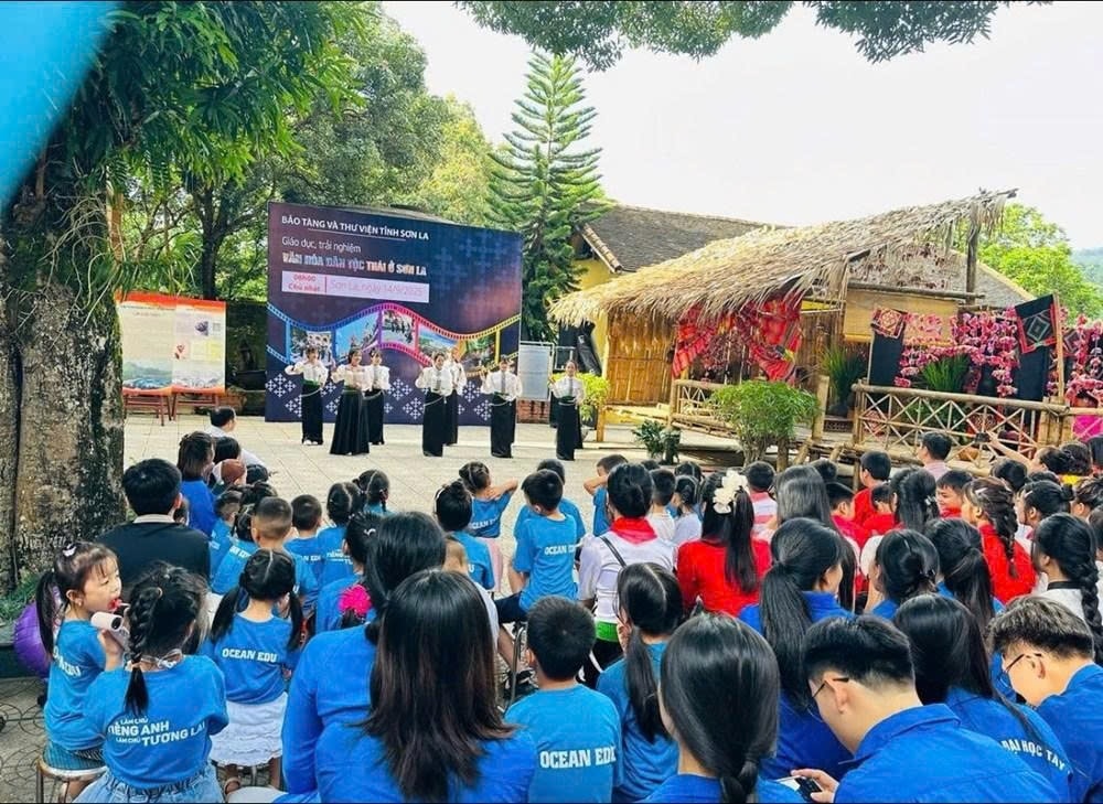 Nhiều hoạt động sôi nổi, đặc sắc, tái hiện không gian văn hóa Thái với nhà sàn, trưng bày thổ cẩm, khăn piêu Nhiều hoạt động sôi nổi, đặc sắc, tái hiện không gian văn hóa Thái với nhà sàn, trưng bày thổ cẩm, khăn piêu