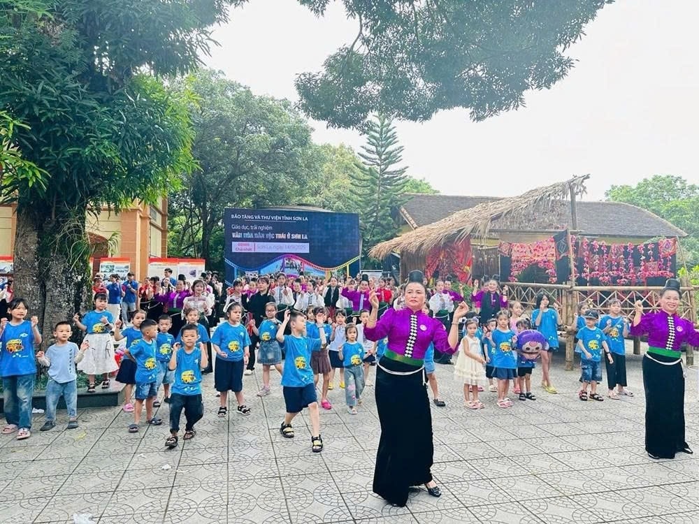 Các nghệ nhân cùng các em nhỏ trình diễn Xòe Thái, tiết mục mang đậm bản sắc văn hóa Thái Các nghệ nhân cùng các em nhỏ trình diễn Xòe Thái, tiết mục mang đậm bản sắc văn hóa Thái