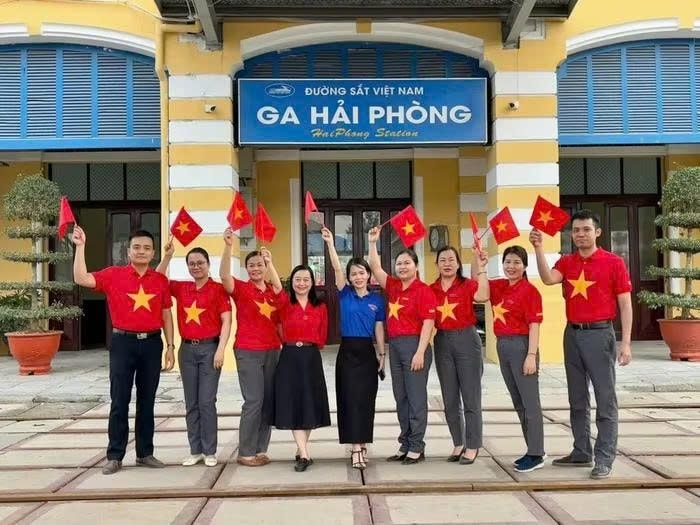 Việc thí điểm chạy đoàn tàu trên giúp việc đi lại của công chức Hải Phòng được thuận lợi hơn sau khi sáp nhập tỉnh. Ảnh: V.LONG Việc thí điểm chạy đoàn tàu trên giúp việc đi lại của công chức Hải Phòng được thuận lợi hơn sau khi sáp nhập tỉnh. Ảnh: V.LONG