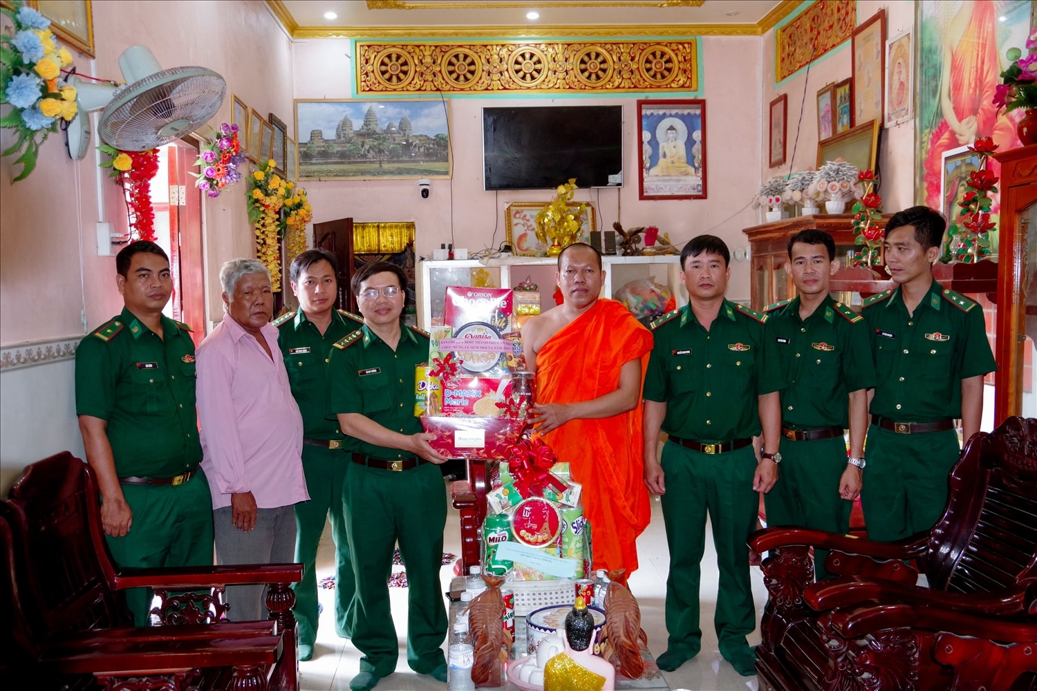 Đại tá Hà Huy Trường, Phó Chính ủy BĐBP TP. Cần Thơ thăm tặng quà đến đại diện Ban quản trị chùa Trà Sết xã Vĩnh Hải, TP. Cần Thơ