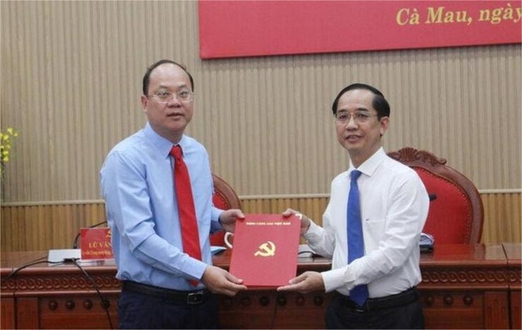 Bí thư Tỉnh ủy Cà Mau Nguyễn Hồ Hải trao quyết định cho ông Hồ Thanh Thuỷ (bên phải). 