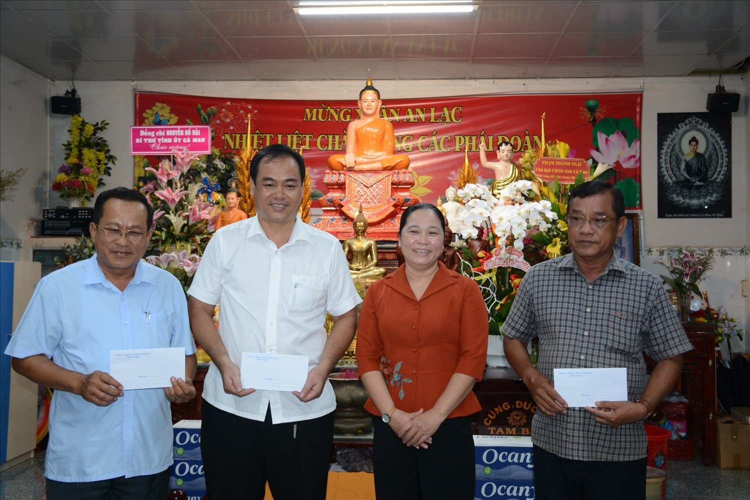 Bà Nguyễn Thu Tư, Giám đốc Sở Dân tộc và Tôn giáo tỉnh Cà Mau, tặng quà Ban quản trị Chùa Monivongsa Bopharam.
