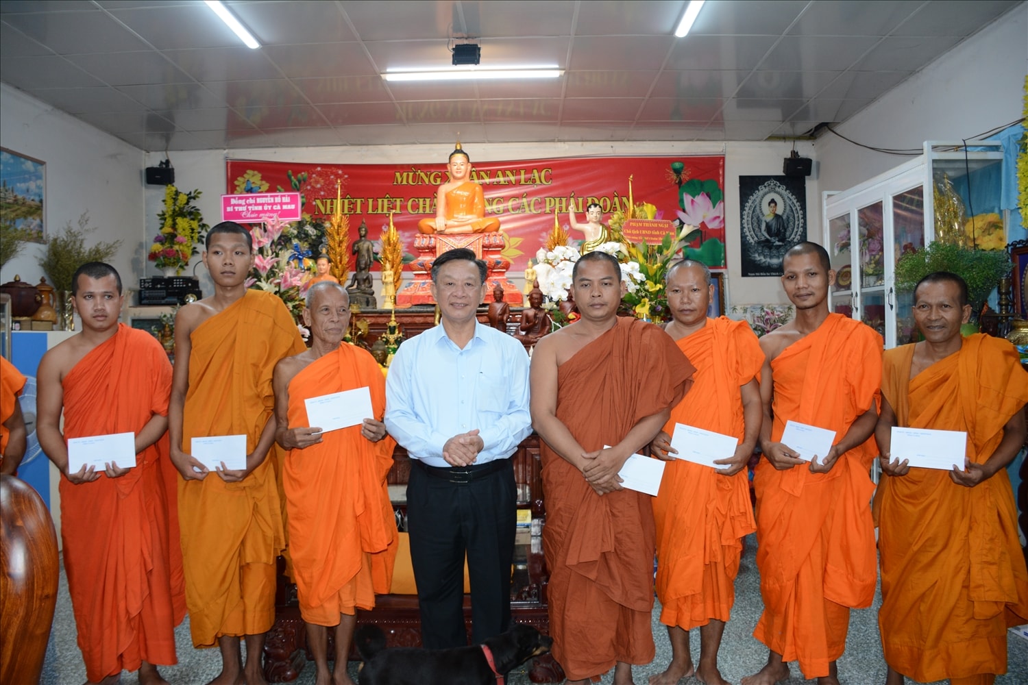 Ông Hồ Trung Việt, Trưởng Ban Tuyên giáo và Dân vận Tỉnh ủy Cà Mau, trao quà đến các vị sư.