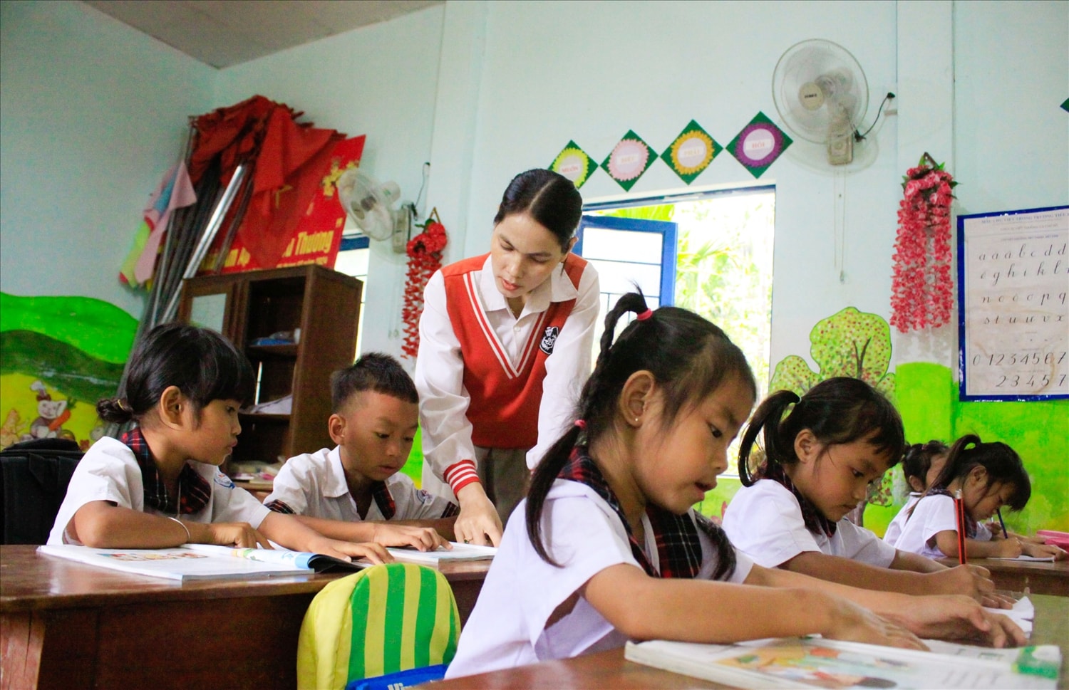 Cô giáo Đinh Thị Kem dạy học tại điểm trường xóm Đèo, Trường Tiểu học Hành Dũng. 