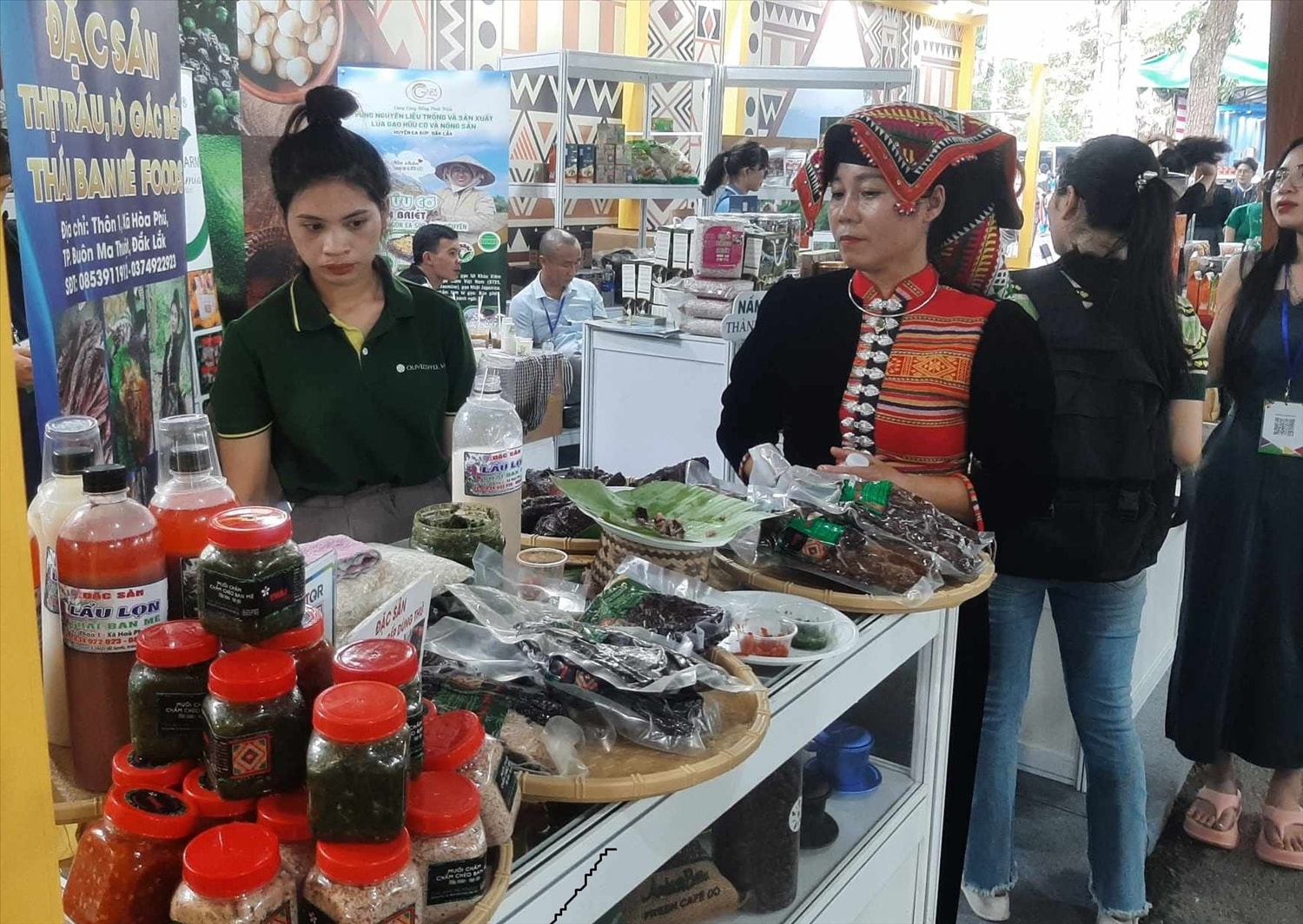Chị Hạnh (bên phải) mang các sản phẩm giới thiệu nhiều chương trình trong và ngoài tỉnh (Ảnh: Lê Hường)