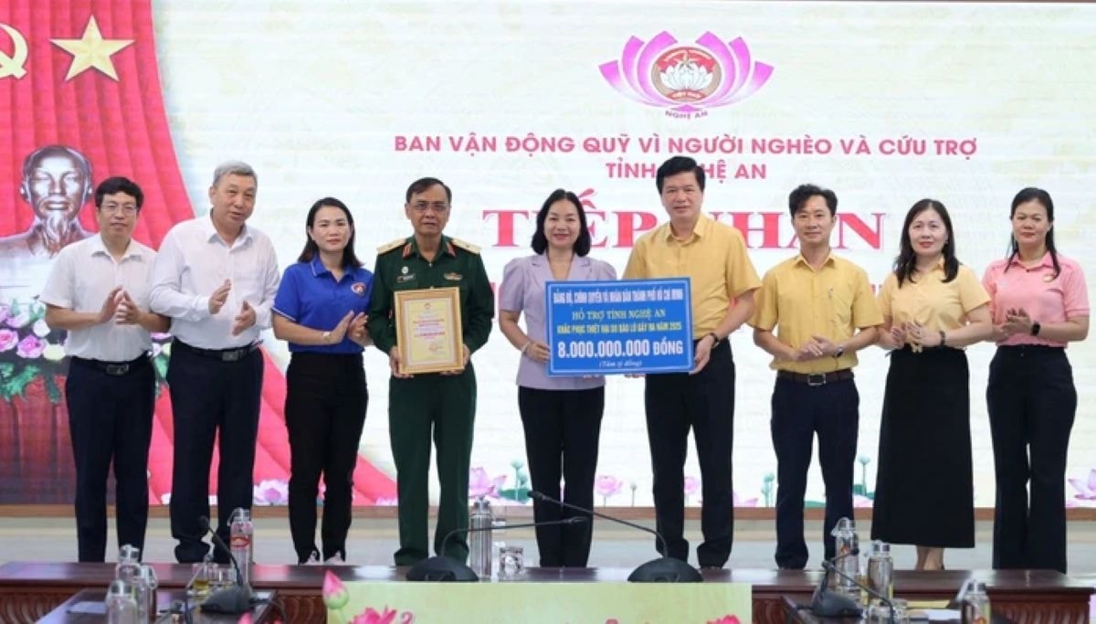 Đại diện Ủy ban MTTQ Việt Nam tỉnh Nghệ An tiếp nhận nguồn hỗ trợ bão lụt (Ảnh: Quỳnh Thanh)
