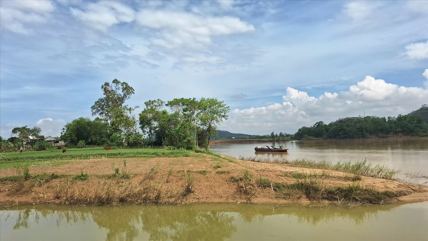 Nông dân đã không còn canh tác được trên dải đất gần bờ sông (Ảnh: Phạm Tiến)