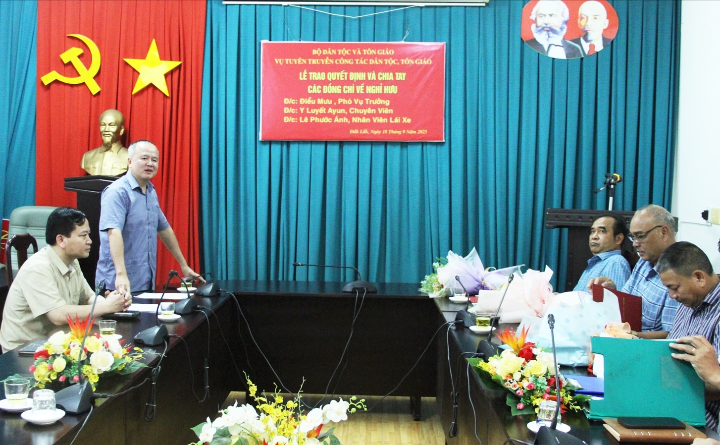 Vụ trưởng Vụ Tuyên truyền công tác dân tộc, tôn giáo Lò Quang Tú phát biểu chia sẻ tại buổi trao quyết định. (Ảnh: Lê Hường)
