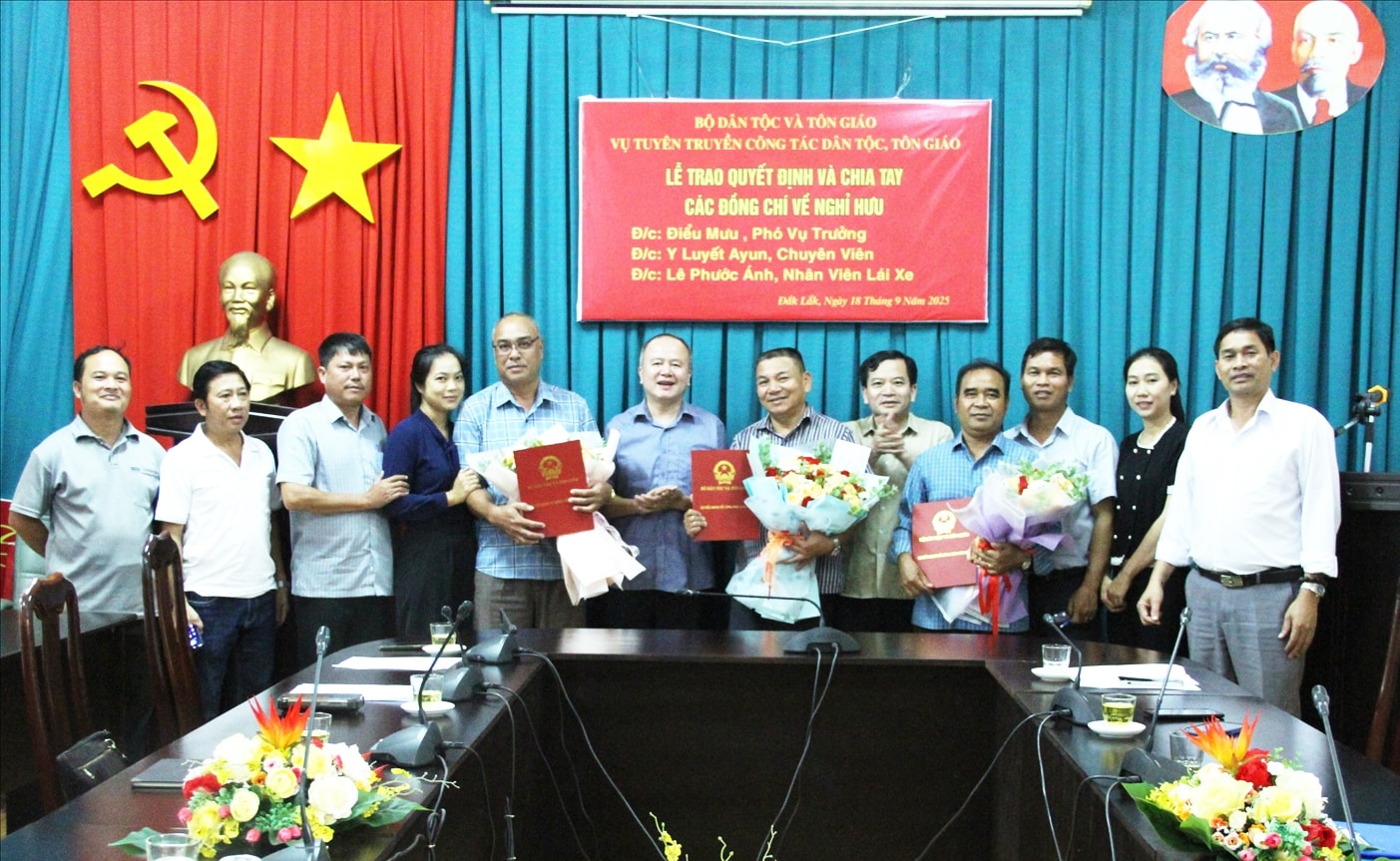 Các đại biểu chụp hình lưu niệm (Ảnh: Lê Hường)