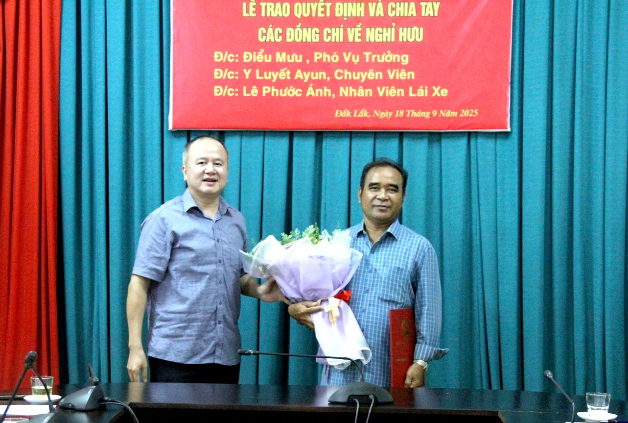  Ông Lò Quang Tú - Vụ trưởng Vụ Tuyên truyền công tác dân tộc, tôn giáo trao quyết định nghỉ hưu cho ông Điểu Mưu. (Ảnh: Lê Hường)
