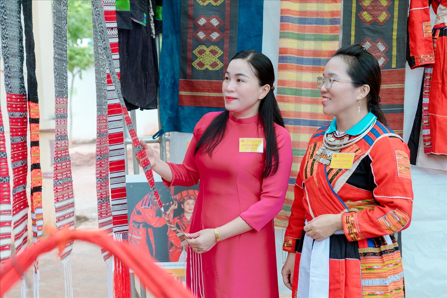 Giám đốc Sở Dân tộc và Tôn giáo tỉnh Tuyên Quang Chu Thị Ngọc Diệp tham quan các sảc sản phẩm thủ công của đồng bào dân tộc Pà Thẻn tại xã Tân Trịnh