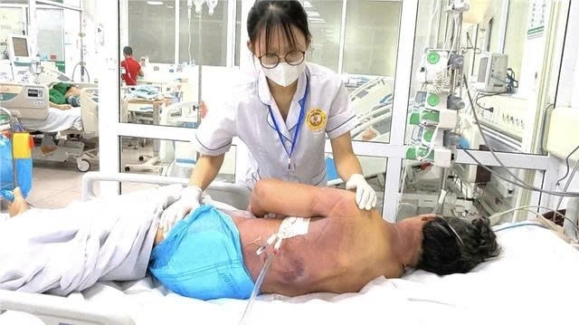 Bệnh nhân được chẩn đoán nhiễm khuẩn huyết, viêm mô mềm, sốc độc tố do tụ cầu vàng. Ảnh: BVCC