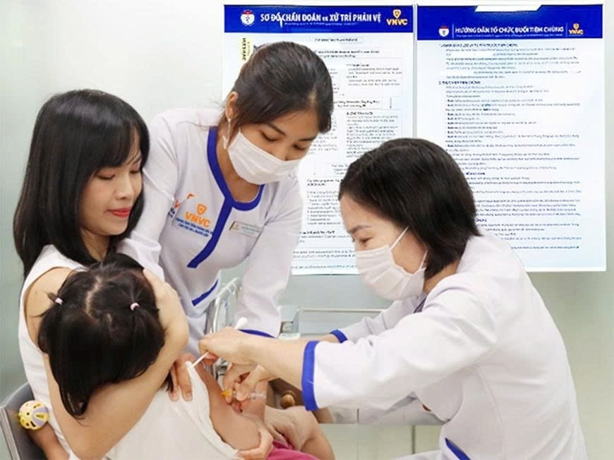 Tiêm vaccine phòng sởi, quai bị, rubella, thủy đậu tại Hệ thống Tiêm chủng VNVC. Ảnh: Phong Lan