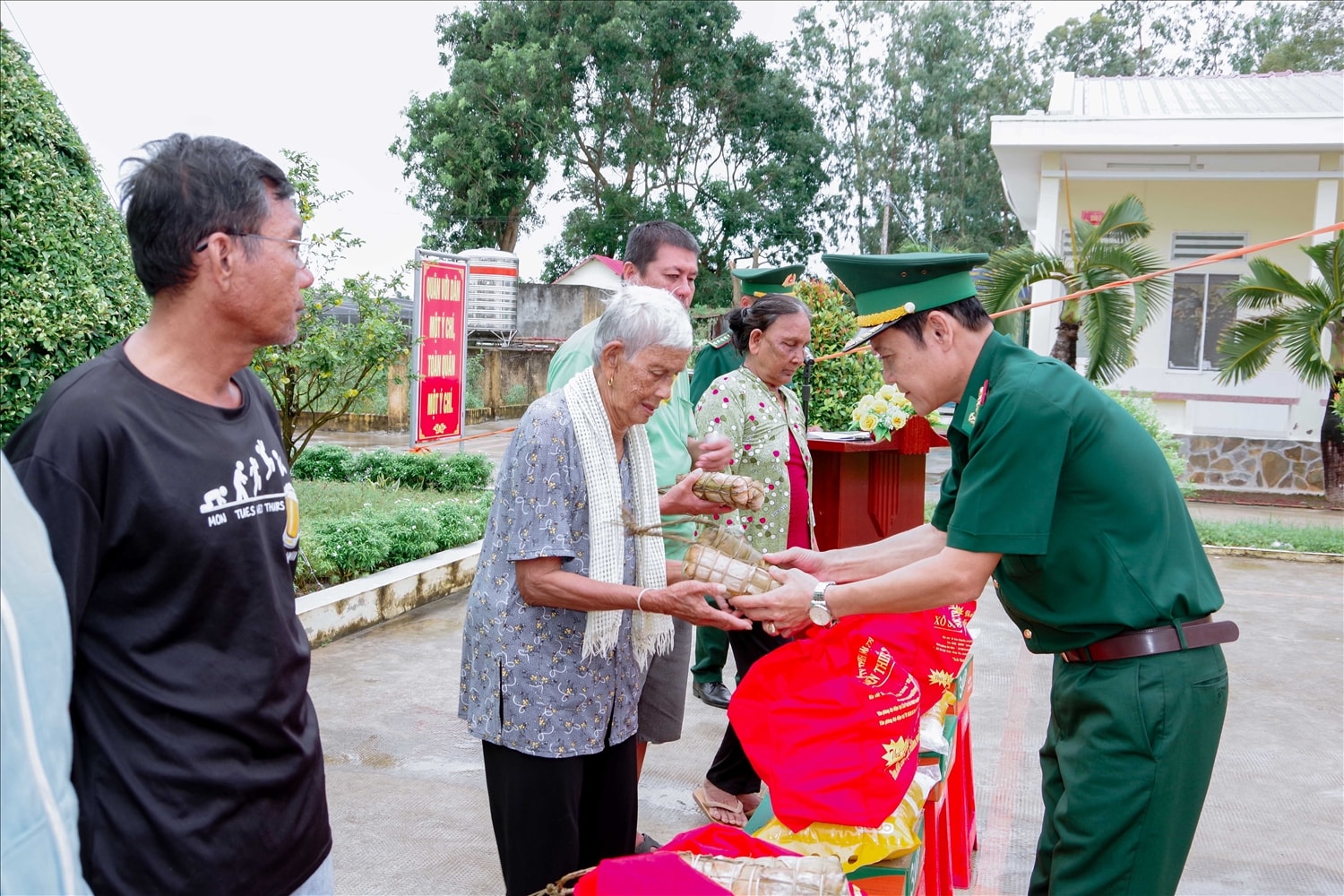  Đại tá Huỳnh Thanh Hùng, Chính ủy BĐBP TP. Cần Thơ trao những phần quà ý nghĩa, thiết thực để đồng bào vùng biển  có một mùa Sene Dolta ấm áp 