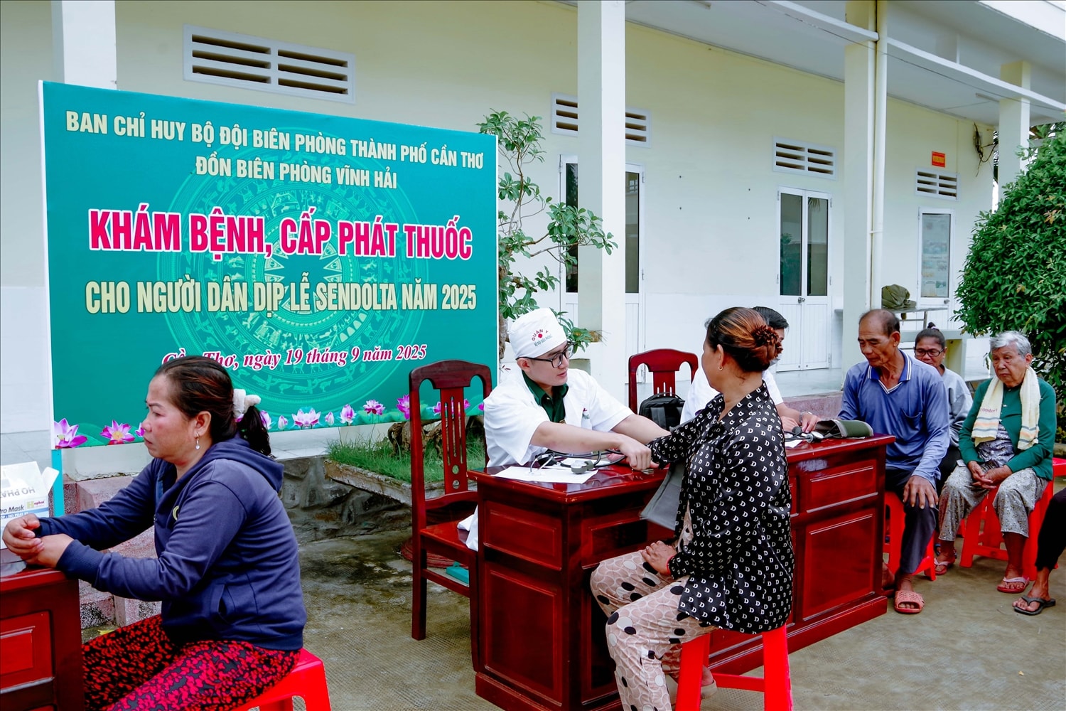 Quân y  BĐBP TP. Cần Thơ  khám bệnh cấp thuốc miễn phí cho đồng bào khu vực biên giới biển 