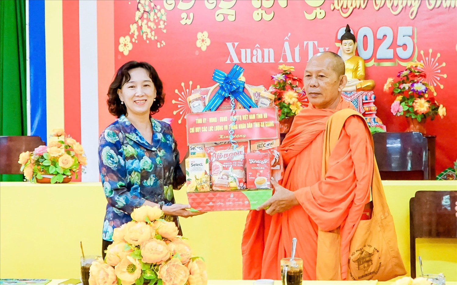 Bà Nguyễn Thị Minh Thúy, Phó Chủ tịch UBND tỉnh An Giang trao phần quà ý nghĩa mừng lễ Sene Dolta  đến Hoà thượng Danh Đổng, Chủ tịch Hội đoàn kết SSYN tỉnh Hội 