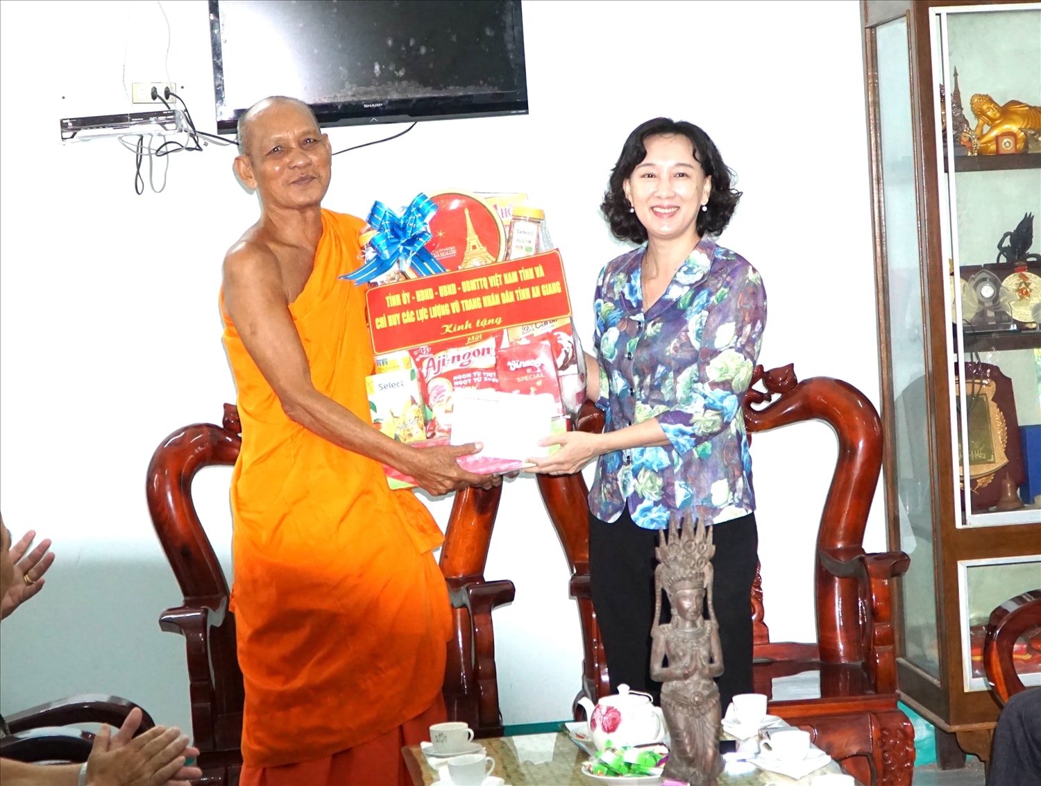 Bà Nguyễn Thị Minh Thúy, Phó Chủ tịch UBND tỉnh An Giang trao  quà chúc mừng lễ Sene Dolta  đến Hoà thượng Danh  Lân 