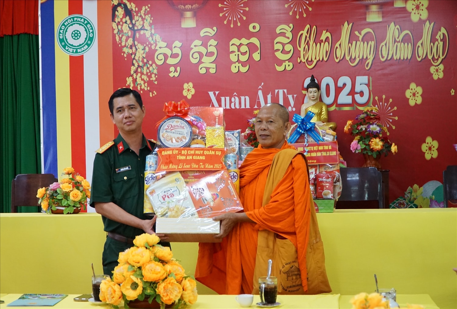 Đại tá Huỳnh Văn Khởi, Chính ủy Bộ Chỉ huy Quân sự tỉnh  An Giang trao quà đến Hoà thượng Danh Đổng 