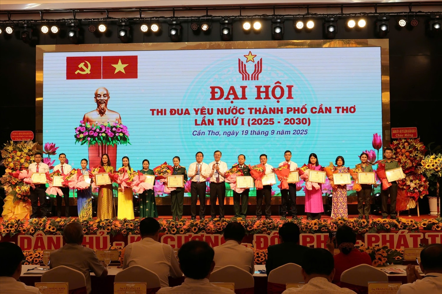 Lãnh đạo Thành ủy, UBND TP Cần Thơ tặng bằng khen cho  tập thể có thành tích trong phong trào thi đua yêu nước của TP Cần Thơ giai đoạn 2020 - 2025. 