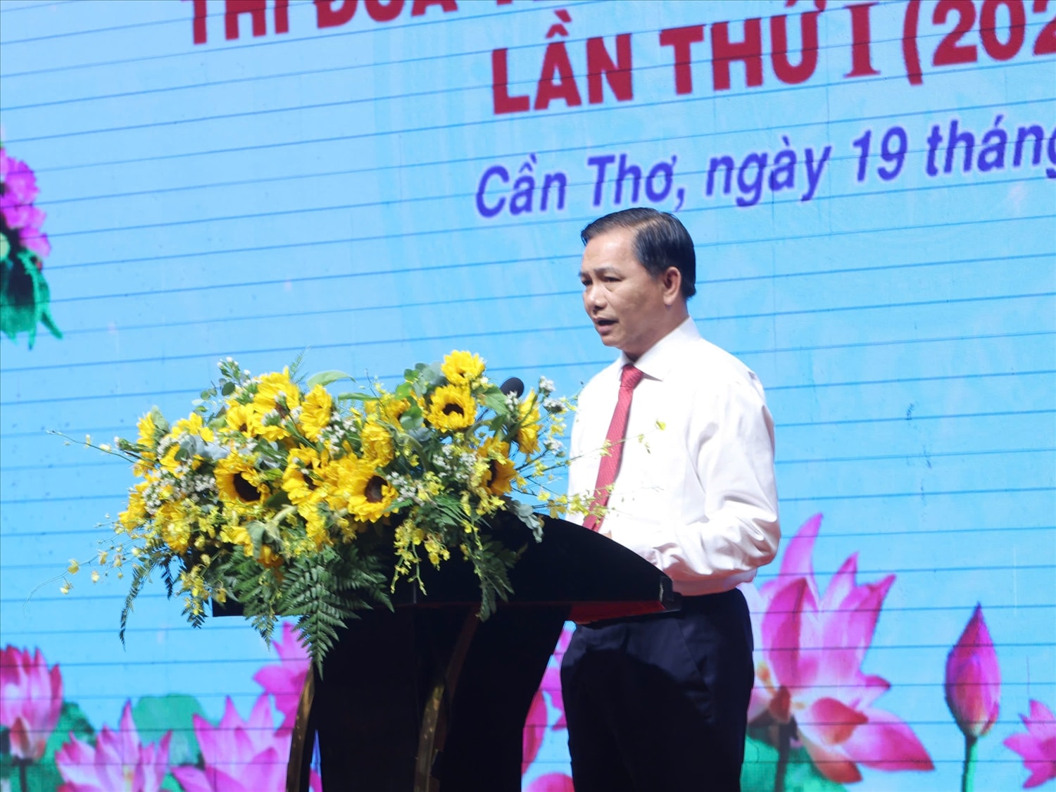 Ông Trần Văn Lâu - Phó Bí thư Thành ủy, Chủ tịch UBND, Chủ tịch Hội đồng Thi đua - Khen thưởng TP Cần Thơ phát biểu tại Đại hội.