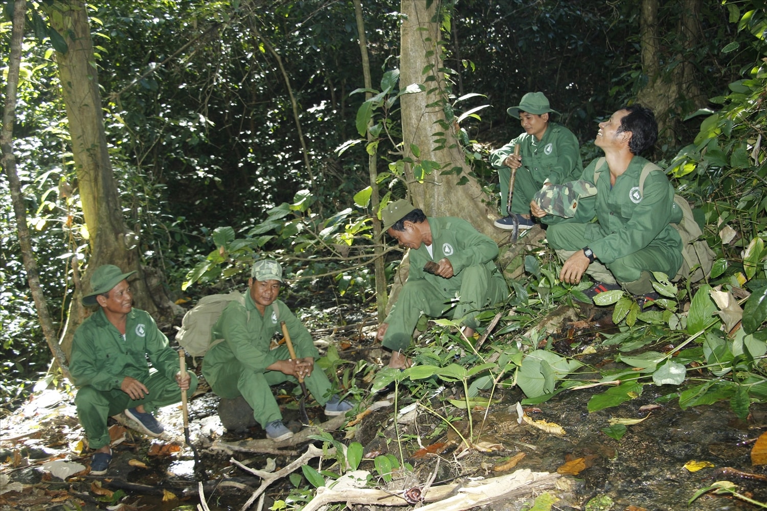 Cộng đồng nhận khoán bảo vệ rừng thôn Bù Dốt, xã Bù Gia Mập, huyện Bù Gia Mập dừng chân nghỉ giữa rừng trong quá trình tuần tra.