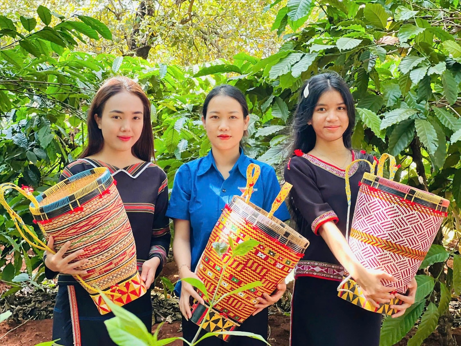 Chị Rơ Mah H’Dịu (bên trái ảnh) khởi nghiệp từ nghề đan lát truyền thống vừa tạo việc làm cho thanh niên DTTS, vừa bảo tồn giá trị văn hóa dân tộc