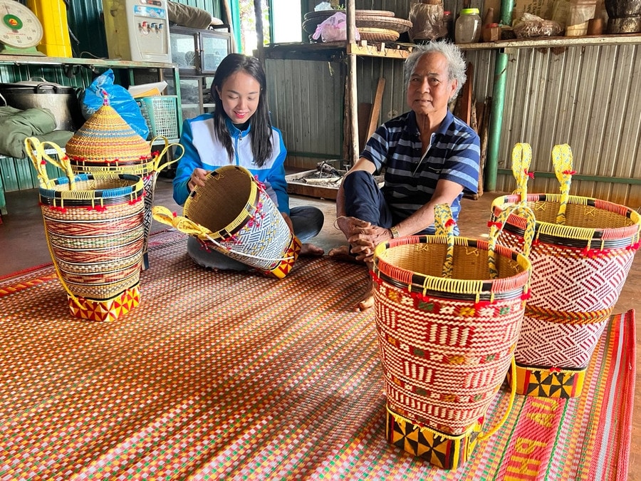 Chị H’Dịu học hỏi, tìm hiểu các sản phẩm đan lát của già Hơng (làng Hrang, xã Đức Cơ) để giới thiệu với thanh niên