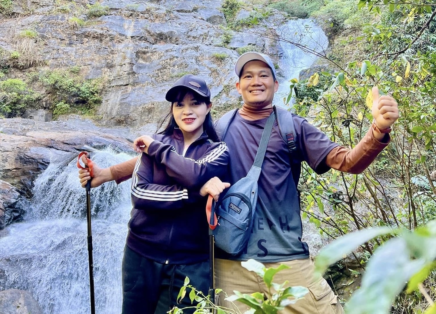 Chị Y Gia Nhi (trái) trong một lần dẫn khách du lịch lên khám phá thác Siu Puông. (Ảnh: Nhân vật cung cấp)