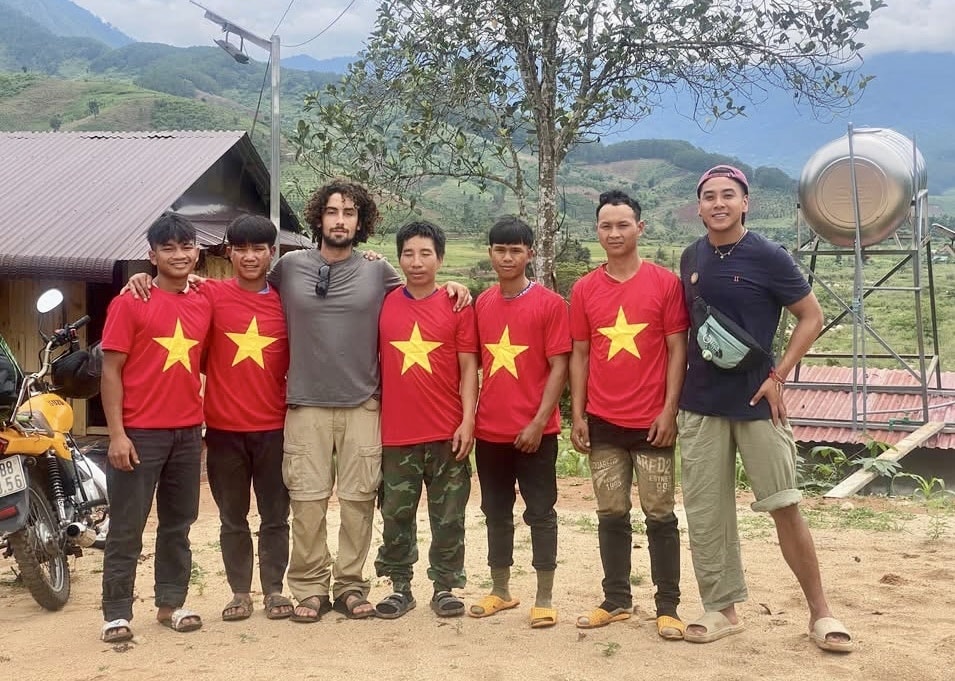 Du khách nước ngoài chụp ảnh lưu niệm cùng thanh niên Xơ Đăng tham gia đội xe ôm chở khách du lịch. (Ảnh: Nhân vật cung cấp)