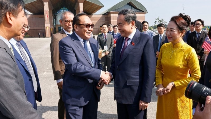 Chủ tịch Thượng viện Malaysia Dato' Awang Bemee Awang Ali Basah tiễn Chủ tịch Quốc hội Trần Thanh Mẫn và Phu nhân. (Ảnh: TTXVN) Chủ tịch Thượng viện Malaysia Dato' Awang Bemee Awang Ali Basah tiễn Chủ tịch Quốc hội Trần Thanh Mẫn và Phu nhân. (Ảnh: TTXVN)