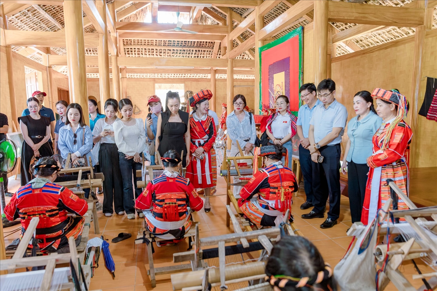 Đại biểu và du khách đã tham quan Nhà truyền thống dân tộc Pà Thẻn, Hợp tác xã dệt thổ cẩm Pà Thẻn thôn My Bắc