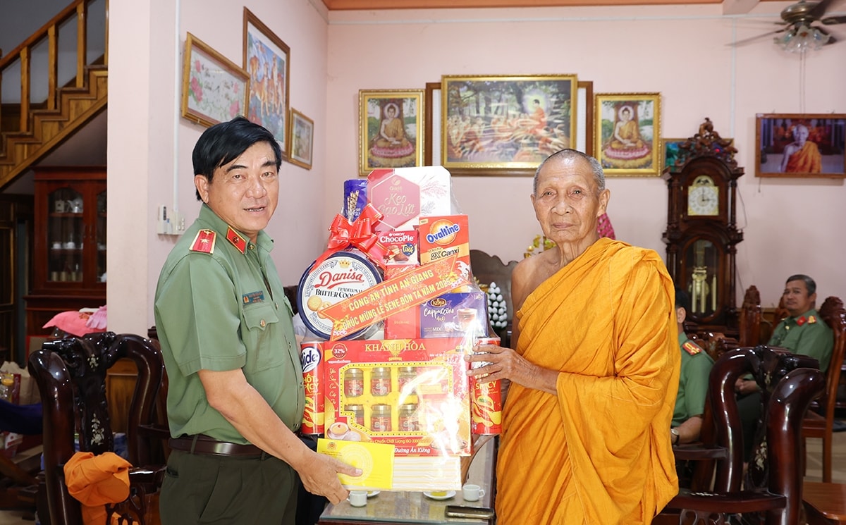 Thiếu tướng Nguyễn Văn Hận trao quà nhân dịp Sene Dolta tới Hoà thượng Chau Ty tại chùa Soài So