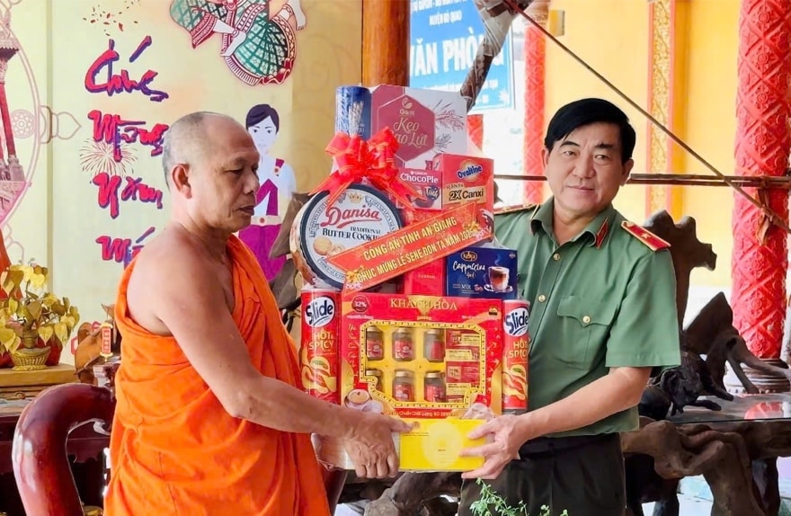 Thiếu tướng Nguyễn Văn Hận trao quà tại chùa Cà Nhung