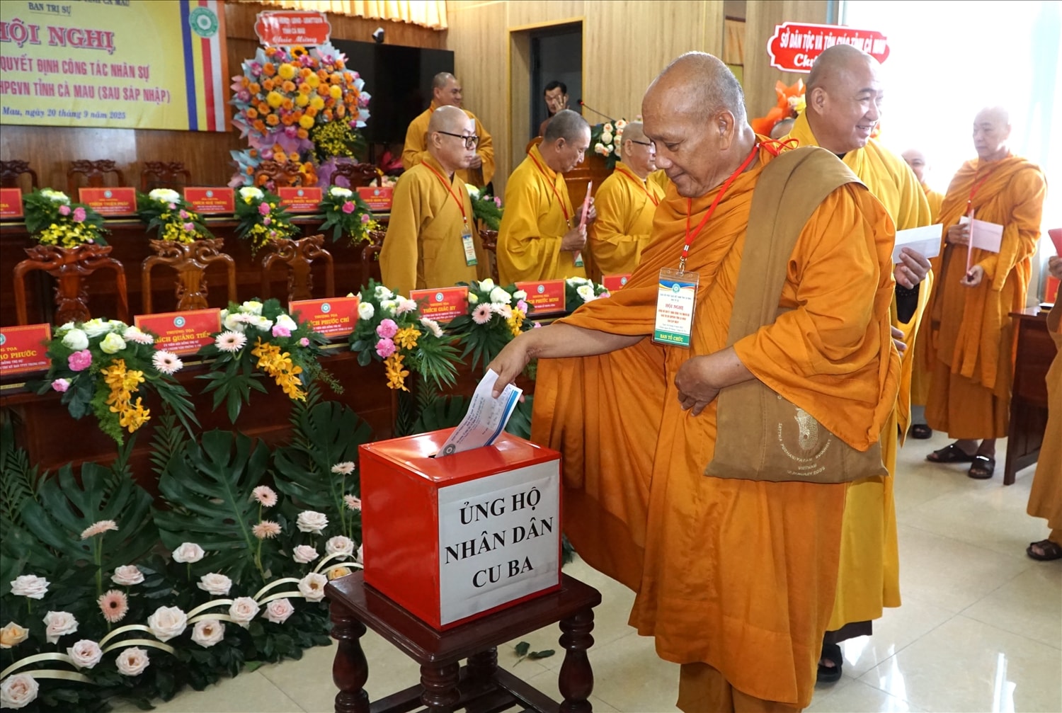 Hoà thượng Thạch Hà, Trưởng Ban Trị sự GHPGVN tỉnh Cà Mau tham gia ủng hộ Nhân dân Cu Ba