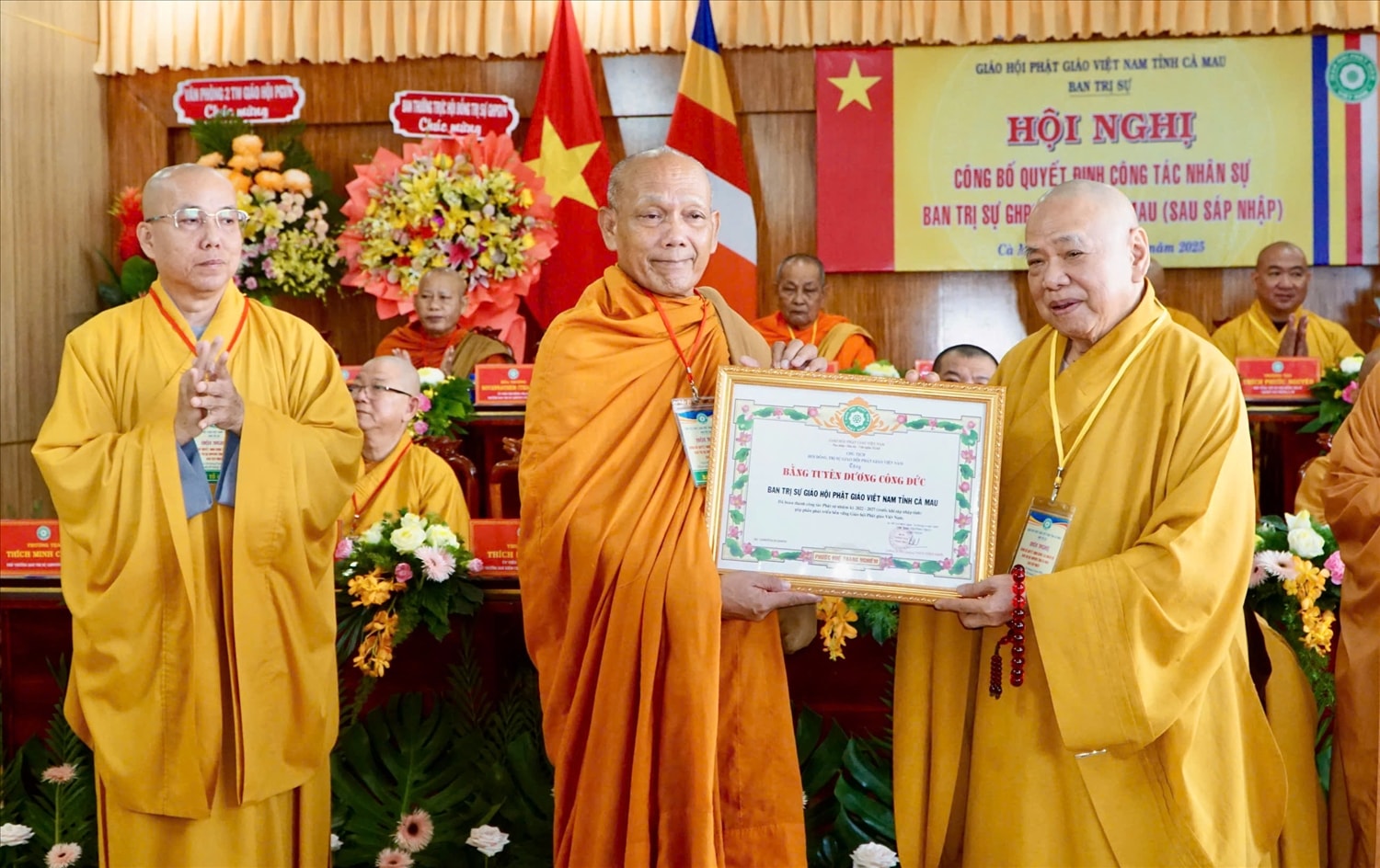 Trưởng lão Hòa thượng Thích Thiện Pháp ( đứng bìa phải), Uỷ viên Ban Thường trực Hội đồng Chứng minh, Phó Chủ tịch Thường trực HĐTS GHPGVN trao Bằng tuyên dương công đức đến hoà thượng Thạch Hà