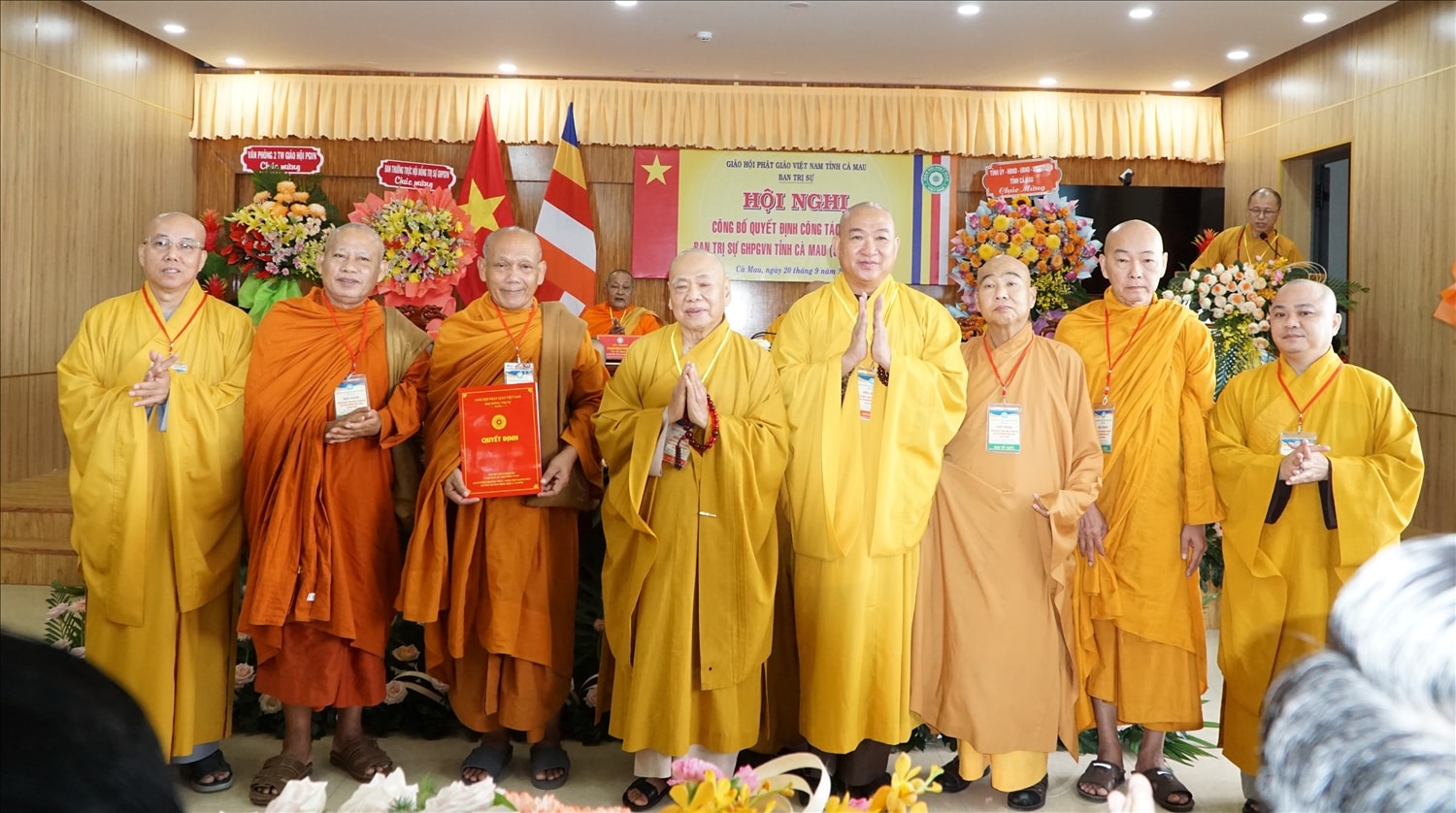 Trưởng lão Hòa thượng Thích Thiện Pháp, Uỷ viên Ban Thường trực Hội đồng Chứng minh, Phó Chủ tịch Thường trực HĐTS GHPGVN trao Quyết định chuẩn y Trưởng Ban Trị sự GHPGVN tỉnh Cà Mau đến hoà thượng Thạch Hà 