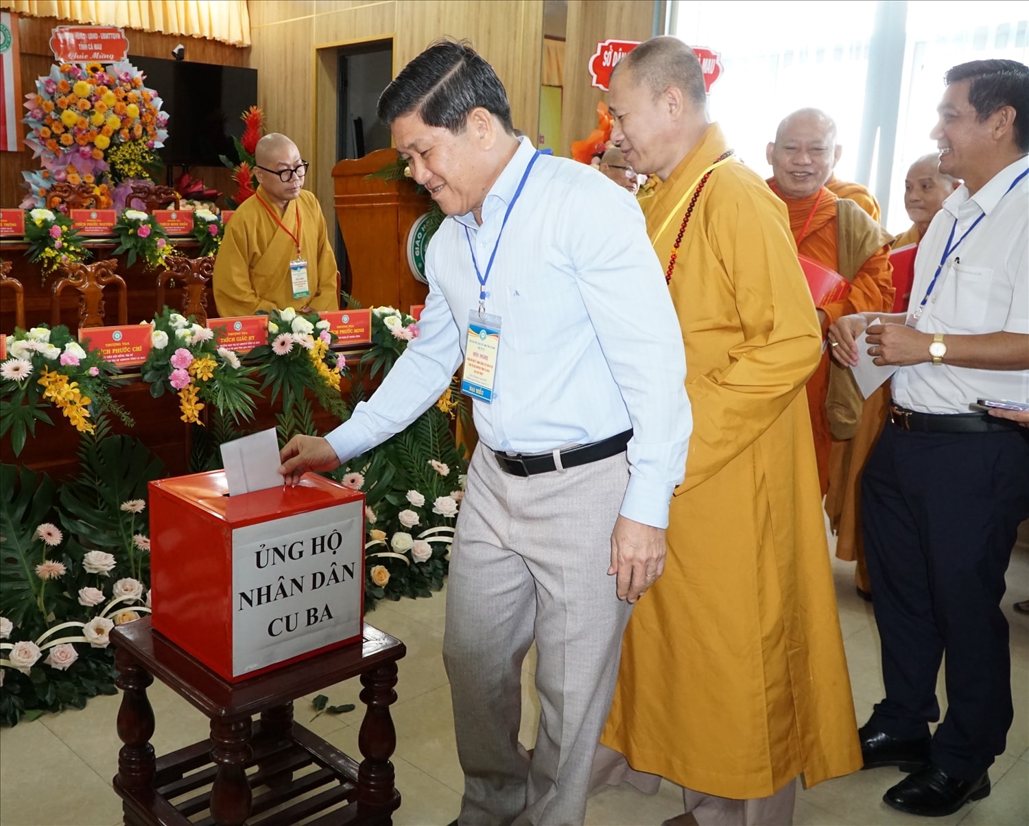 Ông Lê Văn Sử – Phó Chủ tịch UBND tỉnh Cà Mau tham gia ủng hộ lời kêu gọi ủng hộ Nhân dân và đất nước Cu Ba tại hội nghị  