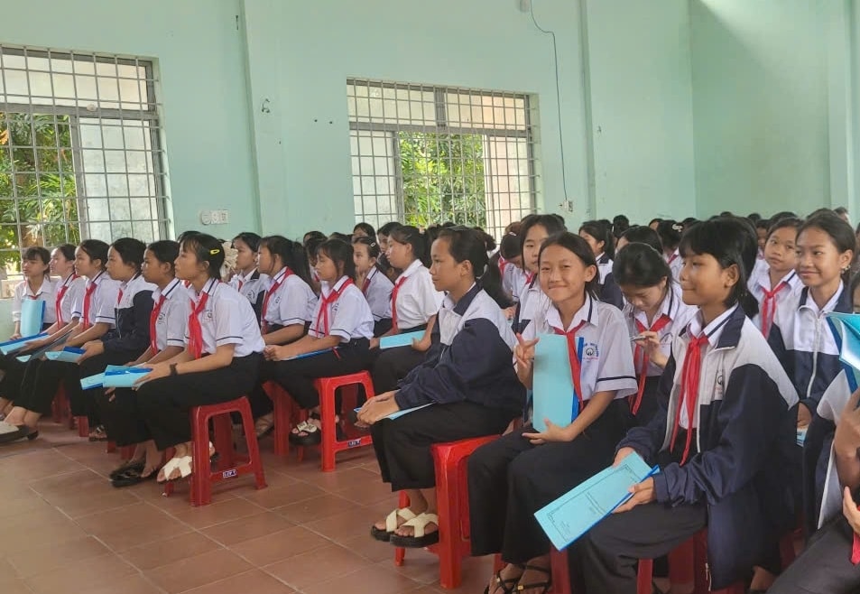 Học sinh trường phổ thông dân tộc nội trú trung học cơ sở Krông Bông được bồi dưỡng kiến thức, kỹ năng (Ảnh: Hoàng Thùy)