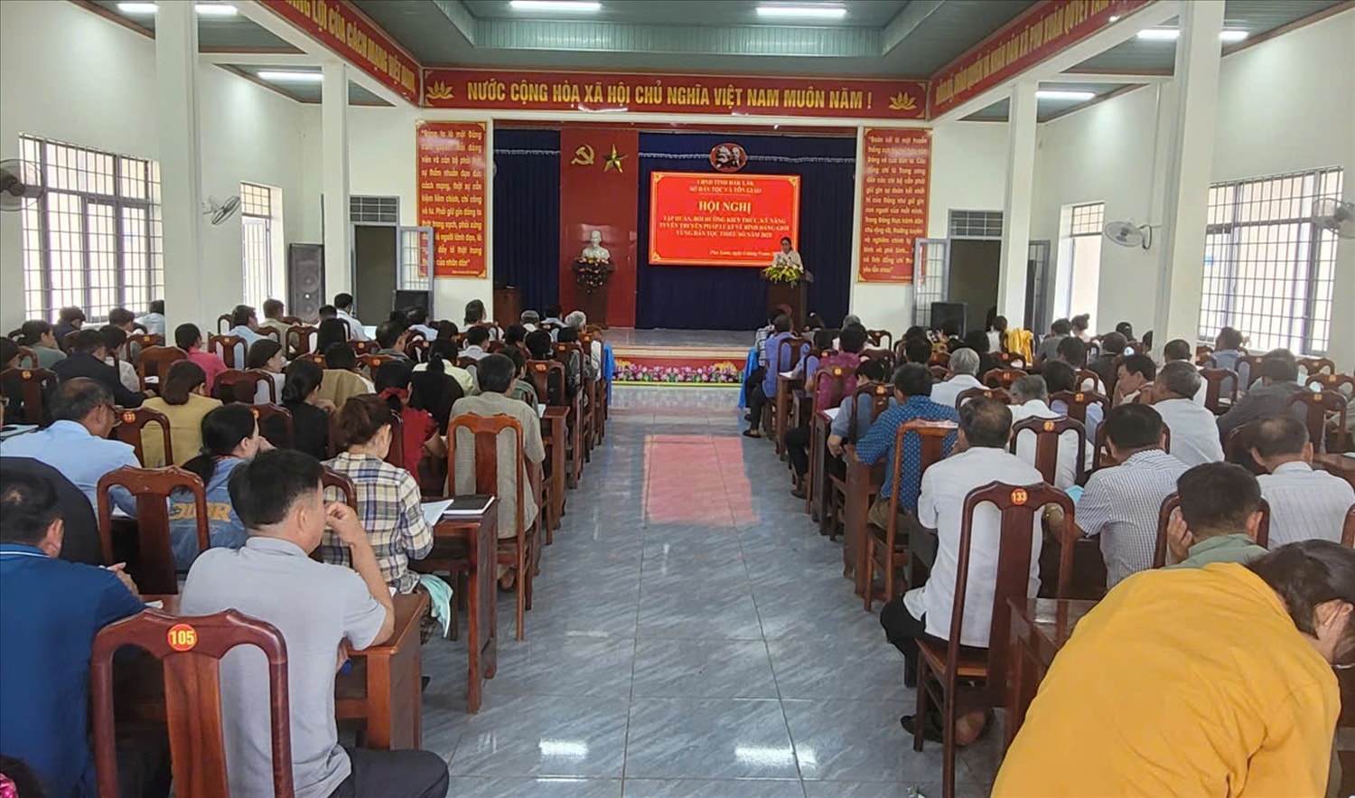 Tập huấn kỹ năng tuyên truyền về bình đẳng giới cho cán bộ, người có uy tín, người dân xã Phú Xuân (Ảnh: Hoàng Thùy)