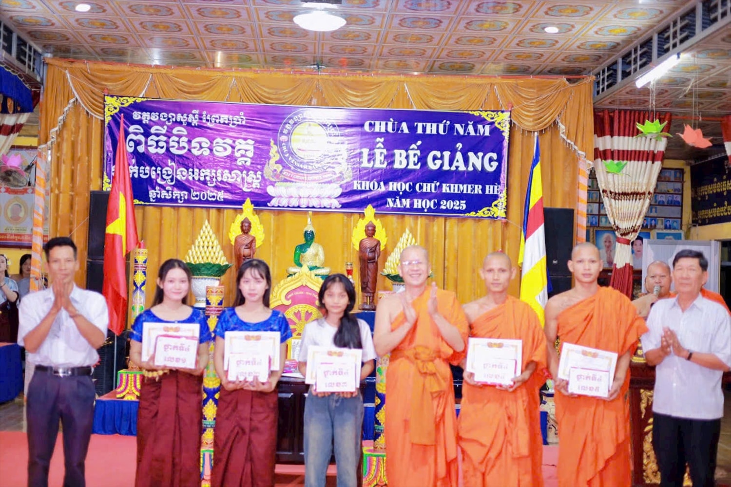 Thượng tọa Danh Nâng,  trao giấy khen cho các em học sinh, học tiếng Khmer nhân dịp hè tại chùa Thứ Năm (An Giang )