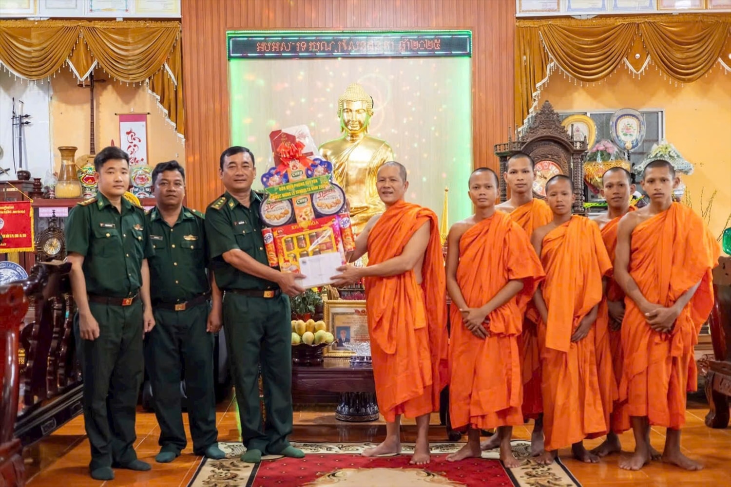 Đồn Biên phòng Tân Yên ( Ban chỉ huy BĐBP An Giang) tặng quà đến  thượng tọa Danh Nâng và Ban quản trị  chùa Thứ Năm, nhân dịp lễ Sene Dolta năm 2025