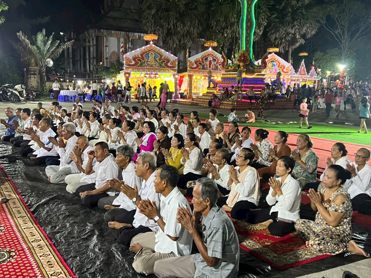 Đồng bào Khmer trên địa bàn Xã Đông Thái  ( An Giang) thường xuyên đến chùa lễ Phật và nghe thượng tọa Danh Nâng  thuyết pháp và thông tin những chính sách, chủ trương mới được ban hành của Đảng và Nhà nước 