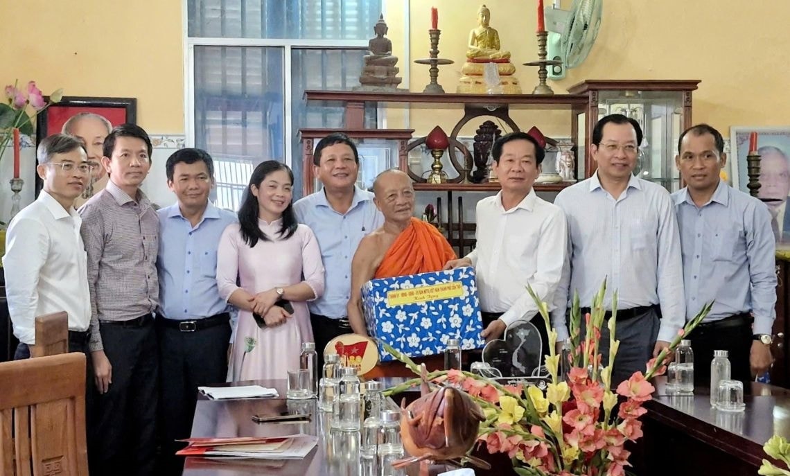 Ông Đỗ Thanh Bình - Ủy viên Trung ương Đảng, Bí thư Thành ủy Cần Thơ - cùng lãnh đạo các Sở, ban, ngành đến thăm, tặng quà các vị sư sãi, chức sắc tôn giáo và đồng bào Khmer nhân dịp lễ Sene Dolta năm 2025