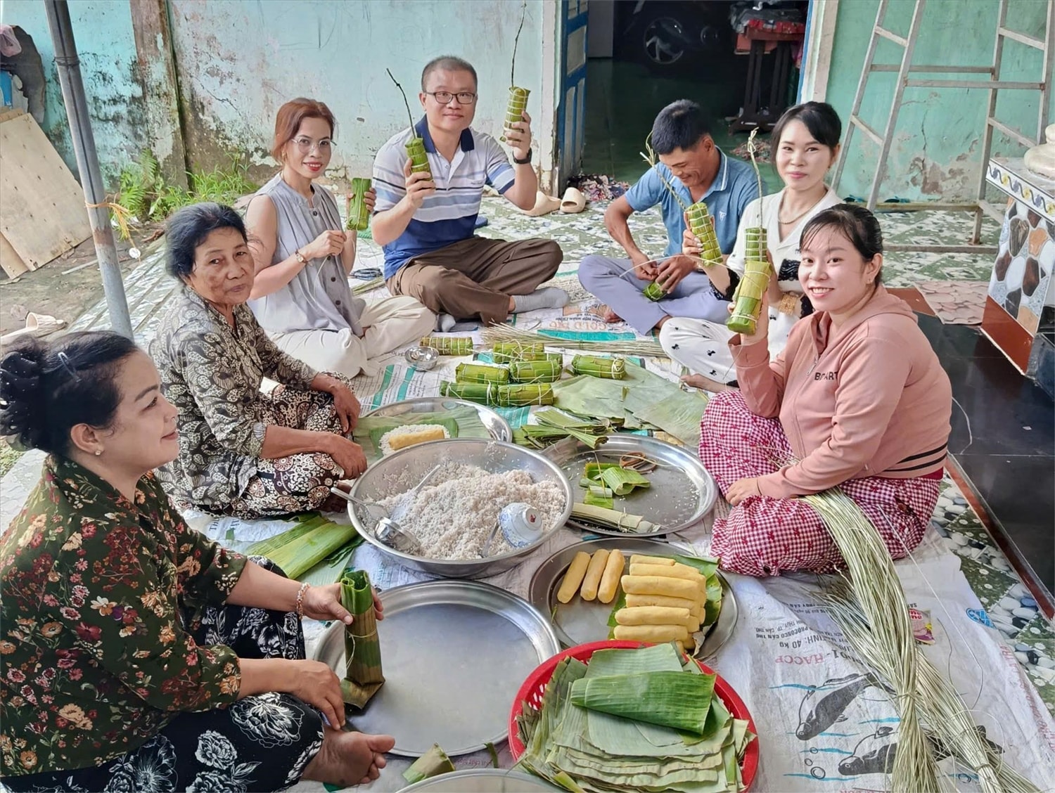 Gia đình anh Đào Chanh Sóc Kha quây quần lại để gói bánh tét dâng lên bàn thờ ông bà, tổ tiên