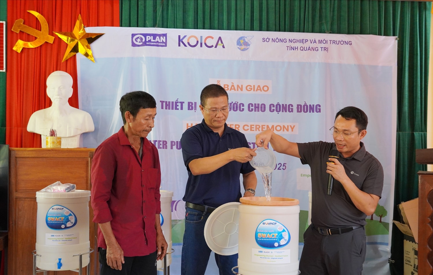 Trước khi tặng, Ban tổ chức đã hướng dẫn cách sử dụng máy lọc nước trực quan để bà con biết (Ảnh: Phạm Tiến) 