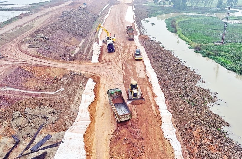 Thủ tướng Chính phủ yểu cầu các bộ, ngành, địa phương tập trung thực hiện quyết liệt các kết luận, chỉ đạo của các cấp có thẩm quyền về triển khai mô hình chính quyền địa phương 02 cấp; kịp thời xử lý theo thẩm quyền hoặc báo cáo cấp có thẩm quyền xử lý ngay các khó khăn, vướng mắc liên quan đến đầu tư công (Ảnh TL) Thủ tướng Chính phủ yểu cầu các bộ, ngành, địa phương tập trung thực hiện quyết liệt các kết luận, chỉ đạo của các cấp có thẩm quyền về triển khai mô hình chính quyền địa phương 02 cấp; kịp thời xử lý theo thẩm quyền hoặc báo cáo cấp có thẩm quyền xử lý ngay các khó khăn, vướng mắc liên quan đến đầu tư công (Ảnh TL)