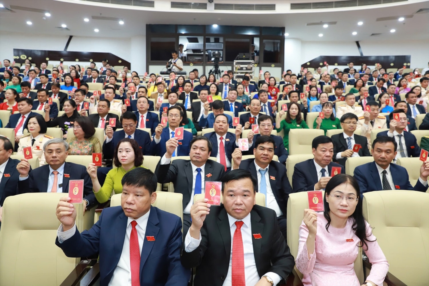 Đại biểu biểu quyết tại phiên trù bị.