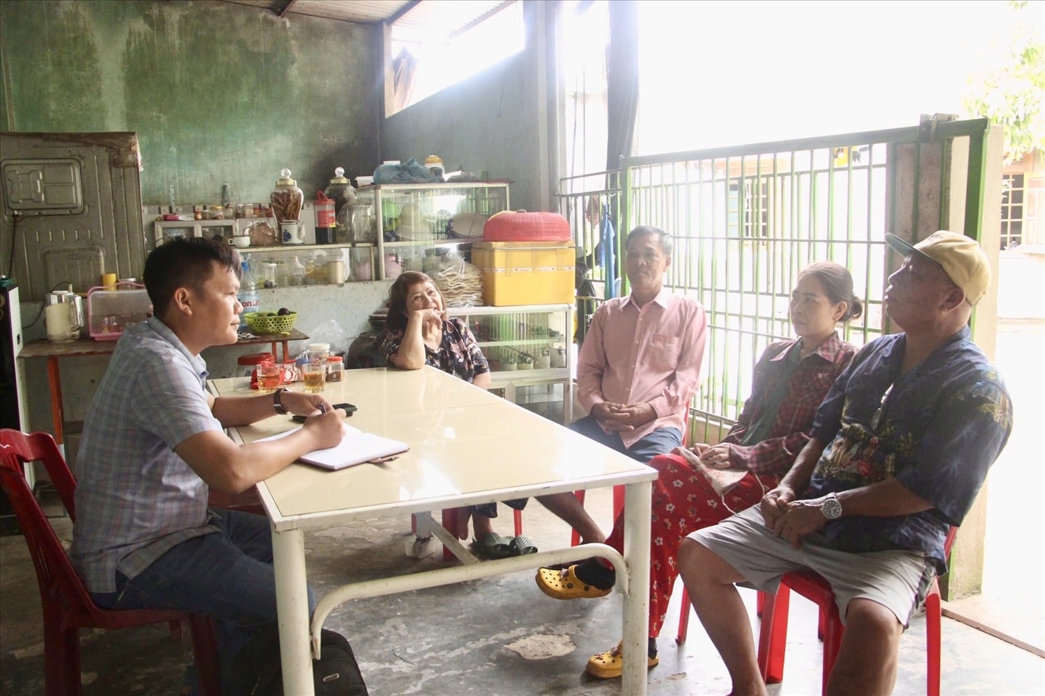 Người dân phản ánh với phóng viên về tình trạng lò mổ gây ô nhiễm. (Ảnh Đại Vương).