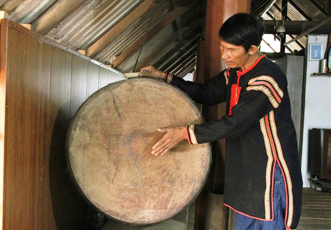 Chiếc trống da trâu chỉ sử dụng để báo tin đến buôn làng. (Ảnh: Lê Hường)